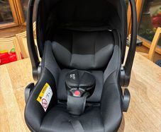 Baby seat Britax Romer Baby safe core birth -83cm car seat and isofix bought new May 2024