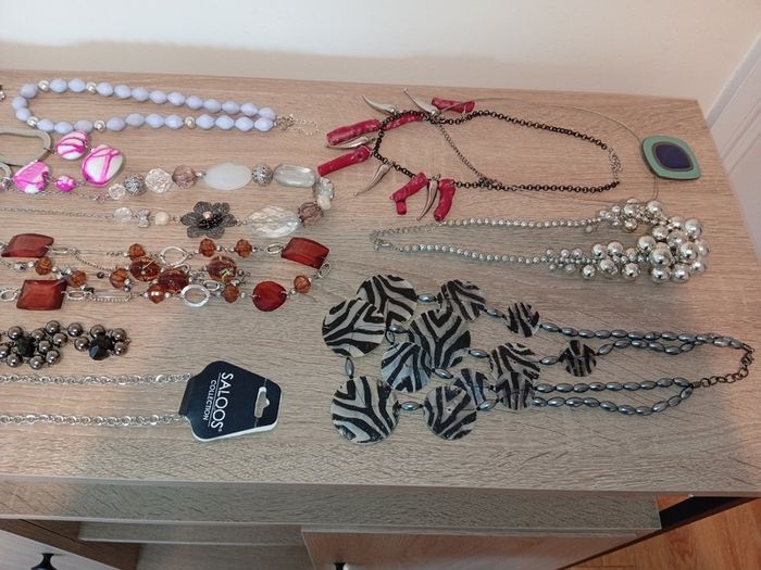 Collection of costume Jewellery necklace all sorts no broken pieces various brands