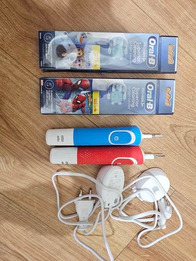 oral b kids electric toothbrush x 2 With charger and 8 brand new heads