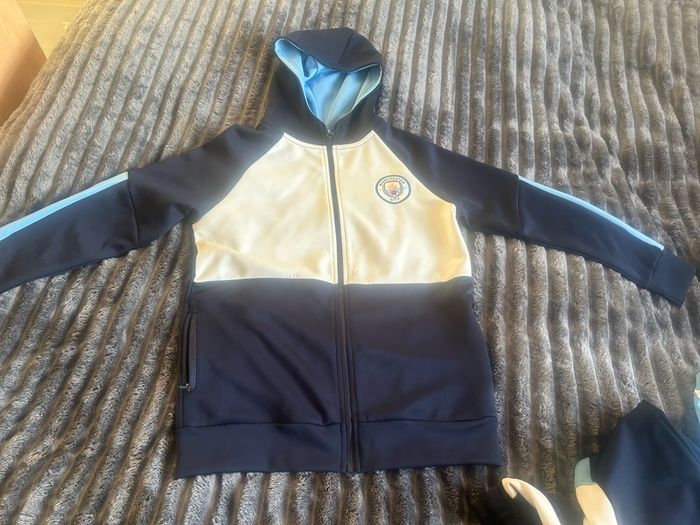 Man City tracksuit & tee shirt age 10-12 years