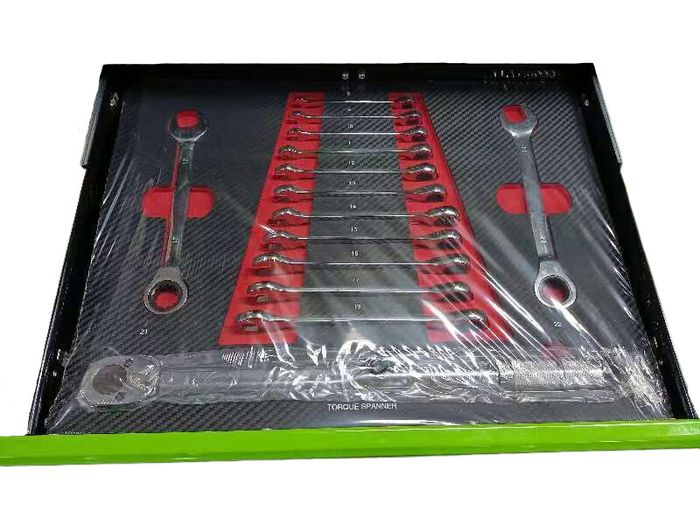 12 Drawer Tool Chest On Strong Castor Wheels & With Tools