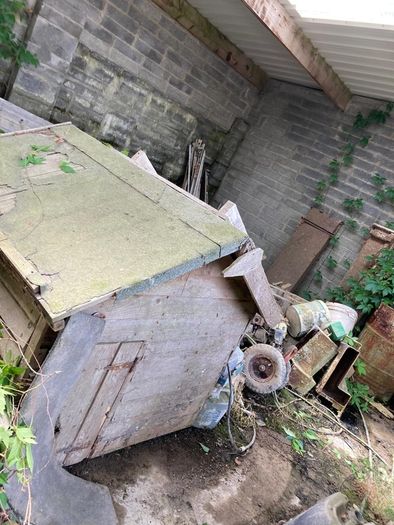 Very Strong Dog House picture does not do it justice but dry and Strong always kept in Garage.