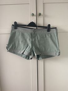 2 pairs of shorts (khaki & black)