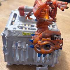 Fingerlings UNTAMED Krypton the Radioactive Bone T-Rex Jailbreak Cage Playset
