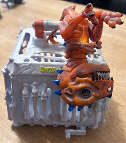 Fingerlings UNTAMED Krypton the Radioactive Bone T-Rex Jailbreak Cage Playset