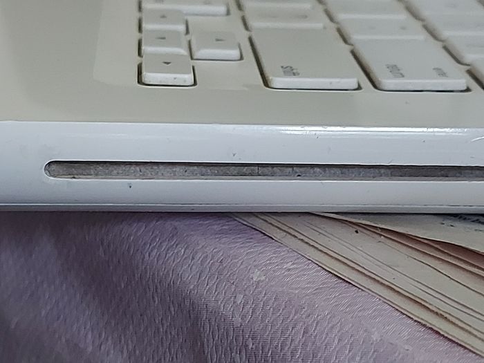 Vintage Apple MacBOOK, account password locked, in excellent cosmetic condition, excellent Battery