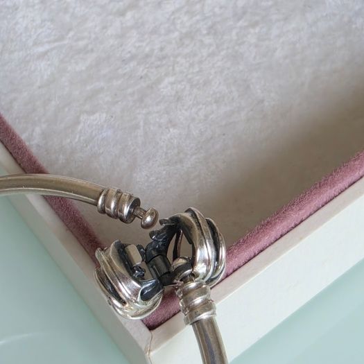 Pandora Moments encircled clasp bangle openwork swirl clasp holding a sparkling center crystal in great condition