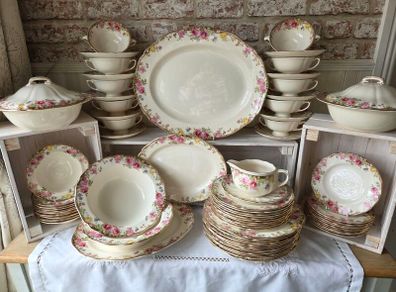 Royal Doulton 'English Rose' 10 place setting dinner service