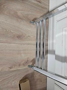 Towel rail : unused