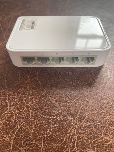 TP-Link TL-SF1005D 5-Port Desktop Network Switch.