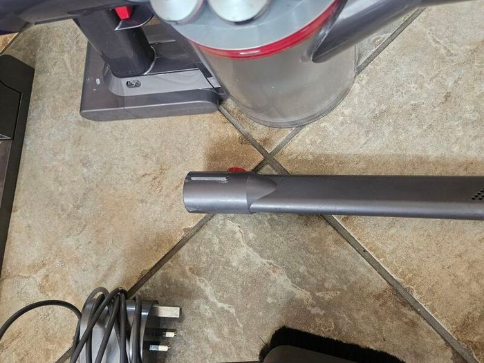 Dyson V8