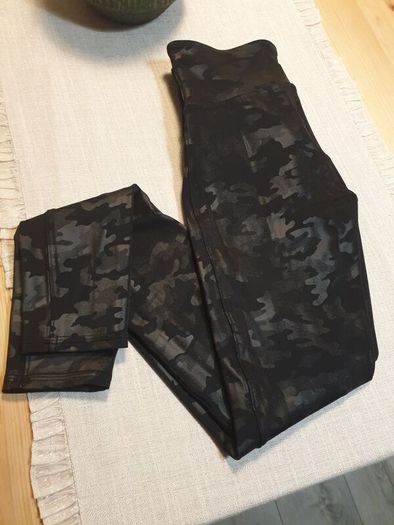 Spanx Camouflage Faux Leather Leggins Size Large