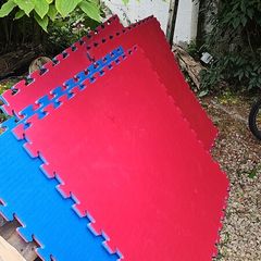 8 interlock mats and bench