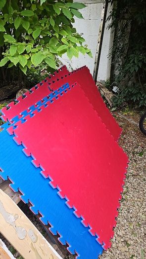 8 interlock mats and bench