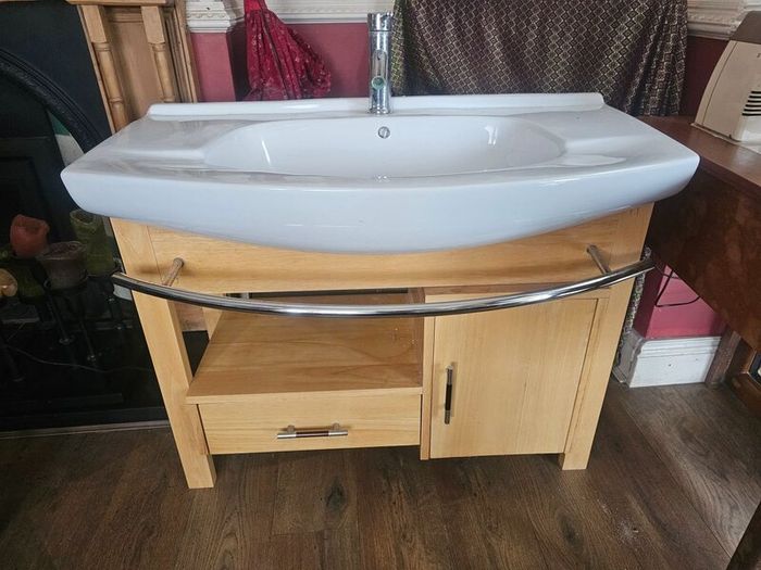 Bathroom sink unit