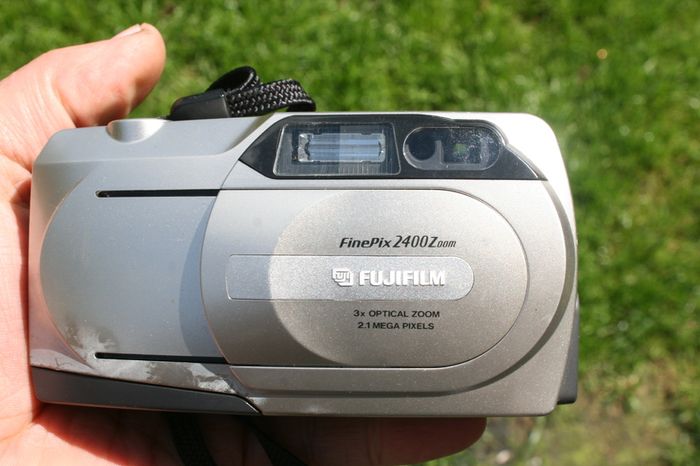 Fujifilm FinePix 2400 Zoom 2.1MP Compact Digital Camera Silver Tested