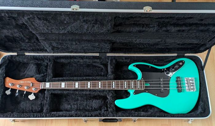 Sire Jazz Bass + Accessories
