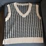 V-neck knitted sweater vest, size S Image 4
