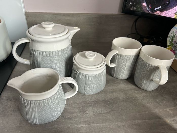 teapot milk jug sugar bowl 2 cups