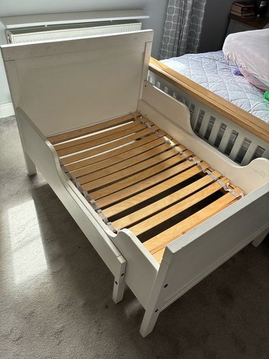 toddler adjusting bed