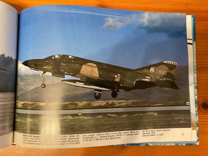 Military book:'Military Aircraft Of The World'
