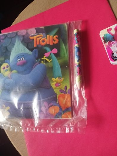 Trolls key chain colouring book and pen