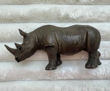 Schleich 2001 Rhinoceros Rhino Retired Wild Animal Figurine The horn is damaged Used Please look at the pictures