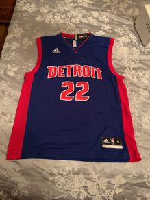Detroit Pistons shirt size M