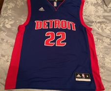 Detroit Pistons shirt size M
