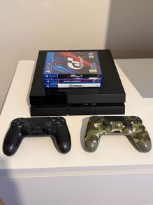 PS4 + 2 controllers + 4 Games