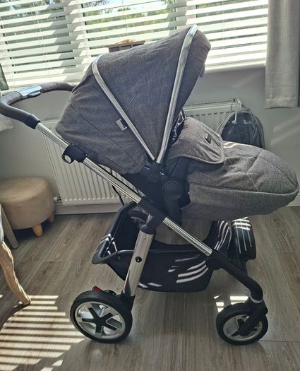 Silver Cross Pioneer Pram & Carrycot - Near New Condition