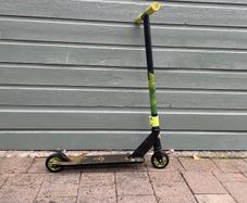 Kids scooter green