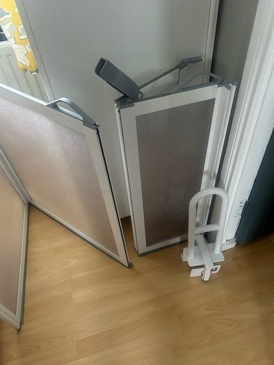 Folding shower screen, and safety grab bar