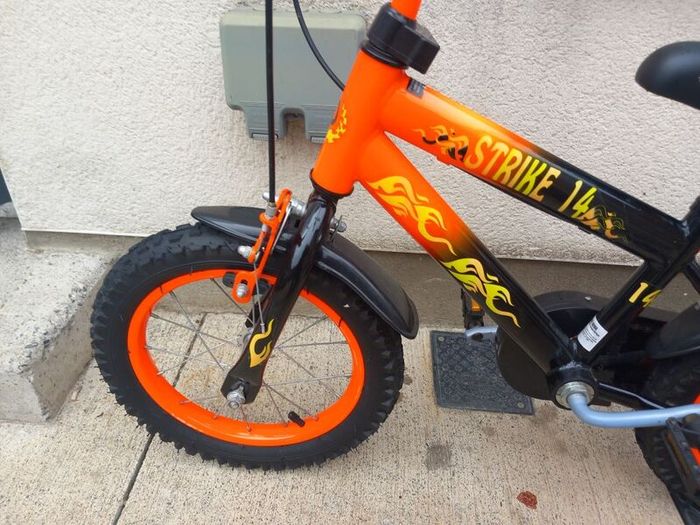 Kids strike bike size 14 inch wheels