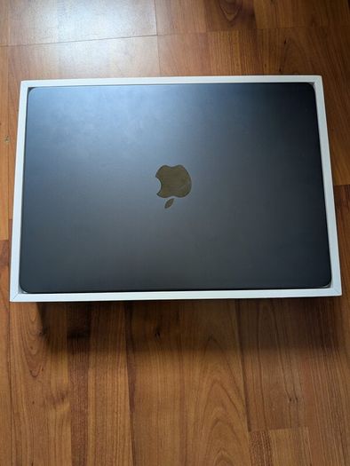 MacBook air m4 13inch. Apple warranty till summer 27. Battery 100%. Black.