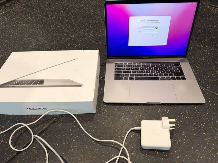 Apple MacBook Pro 15 2017- i7, 16GB RAM, 256GB SSD boxed