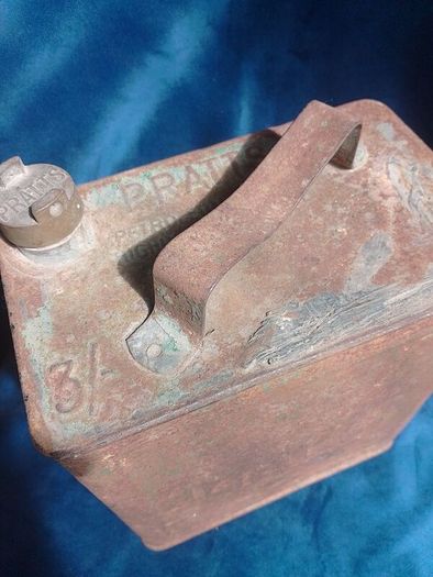 Pratt's 1920s antique fuel can