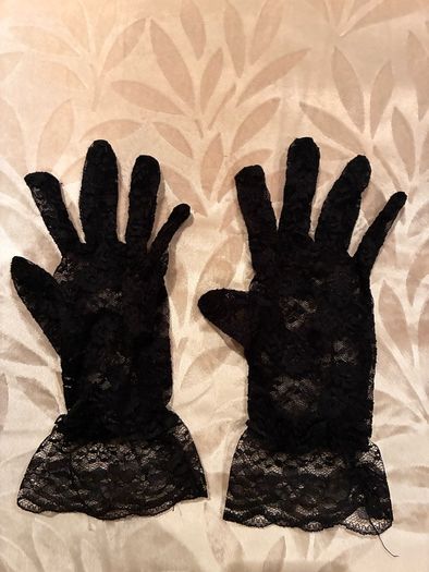 Cruella De Vil - Halloween Costume - Wig, Gloves and Dalmatian Shawl