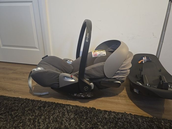 Cybex Cloud Z seat and Sirona Z 360 swivel isofix base