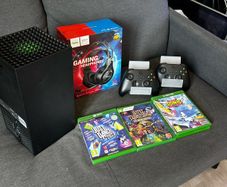 Xbox series X disc 1tb barely used free headset