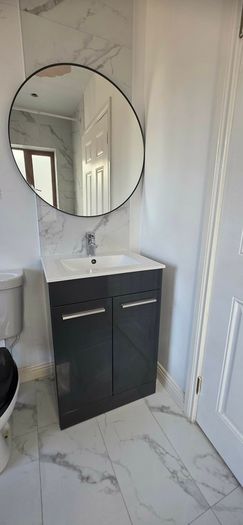 bathroom sink unit with mirror