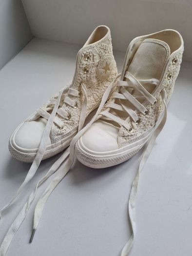 Cream lace Converse Hi - Tops