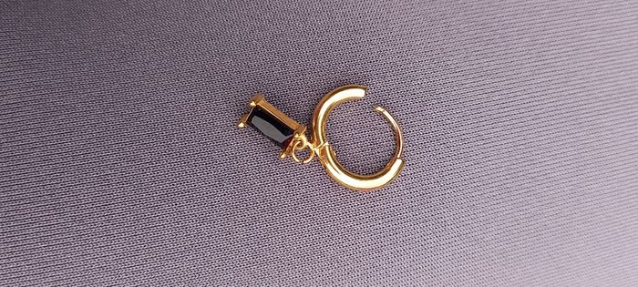 Vintage jewelry is sold individually for 5 to 10 euros