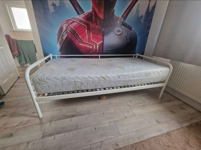Stylish White Metal Daybed / Single Bed Frame