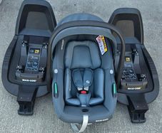 Maxi Cosi Pebble and two Isofix bases