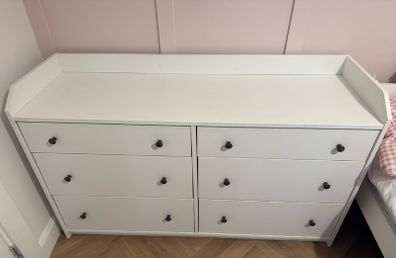 White chest of drawers