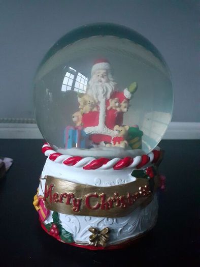 Tippeary Crystal musical chriatmas santa waterball