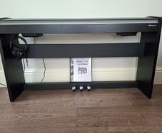 Digital Roland F-140R Piano