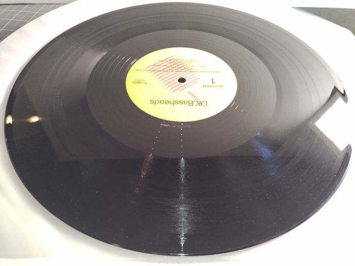 Bassheads - Is There Anybody Out There? - Deconstruction Records - BANGIN 90s Piano ACID Vocal HOUSE BANGER!