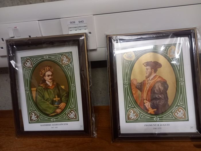 polish pictures in frames with glass